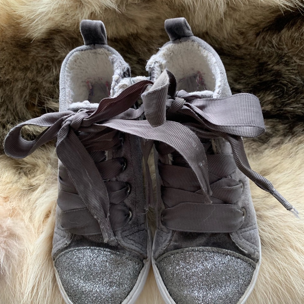Cat & Jack girl sneakers sz 10 gray sparkle